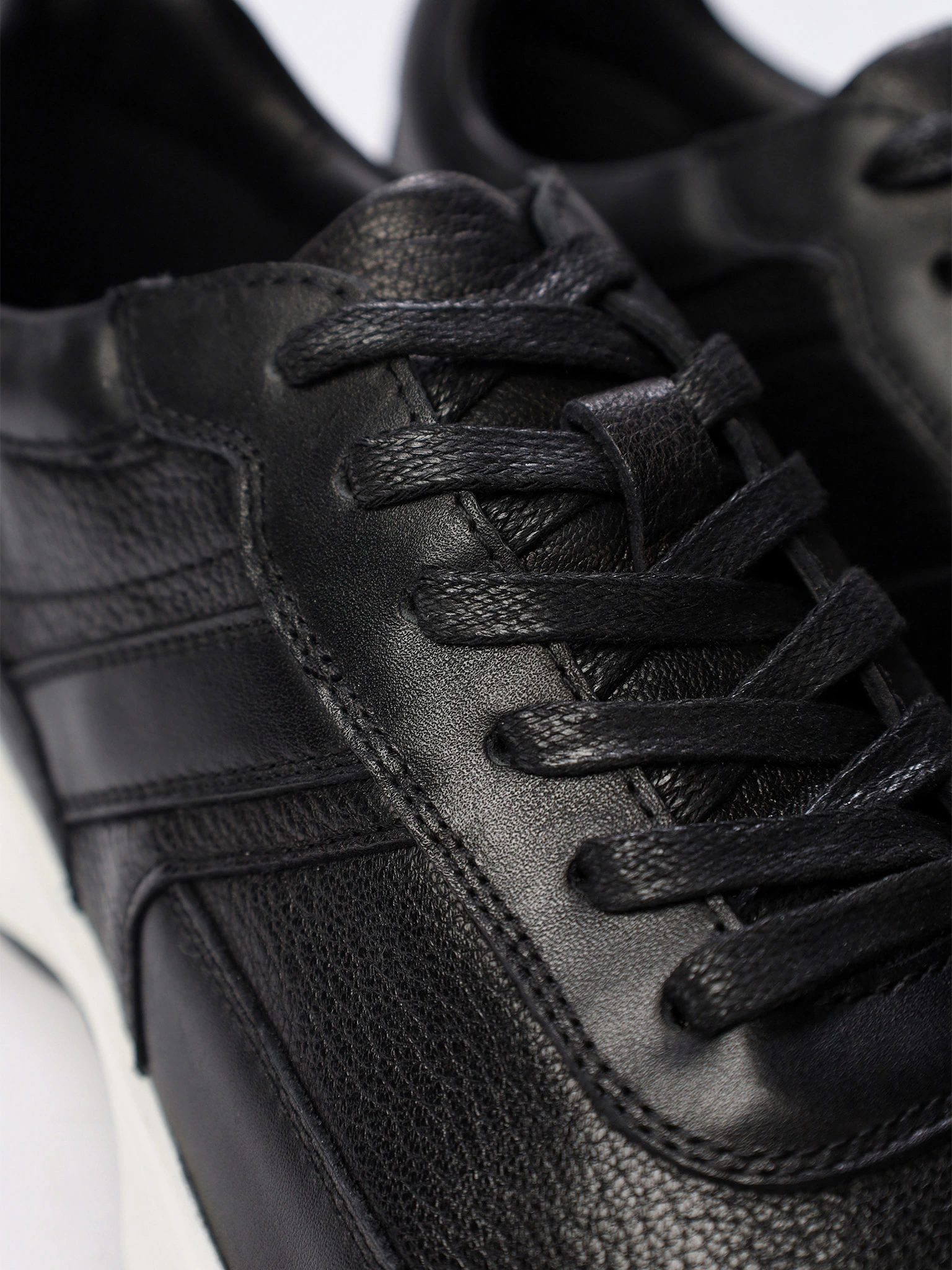 Кроссовки черного цвета на средней контрастной подошве